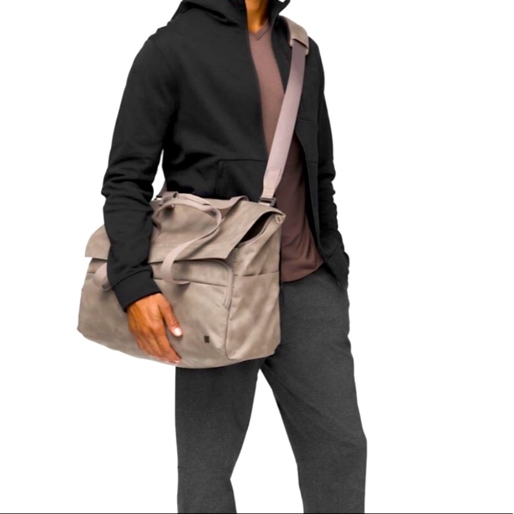Lululemon messanger bag
